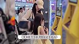 董璇女儿请站姐拆盲盒，小酒窝性格活泼开朗，大方付钱出手很阔绰