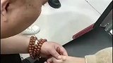 直接这样捏下去，隔着屏幕都感觉疼