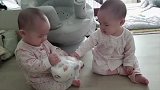 双胞胎萌娃抢东西，画面太温柔，心都被萌化了
