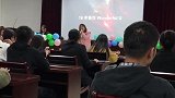 班级举办晚会，姑娘开口后惊艳全场，网友确定不是原唱