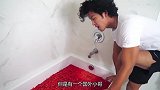 国外小哥作死尝试辣条泡澡，起身的动作亮了，屁股亮了