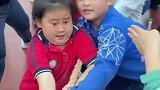 女孩拔河面露狰狞，连表情都在用劲