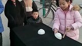 小姑娘真厉害，表演三仙归洞都没看出破绽，男子都说手真快
