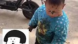 宝宝下河抓鱼回来，被夸奖到迷失自我