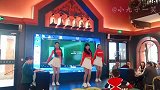 吃个饭还能看小姐姐跳舞，难怪生意这么好