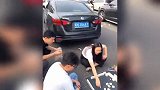 国庆假期的高速“显眼包”：遛狗跳绳打羽毛球，还有车友坐地打麻将