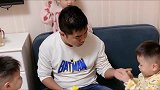 爸爸每天在家伺候三胞胎兄妹，今天这样总算是扬眉吐气了
