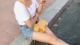 老公本想套路一下老婆，给老婆吃个虫子糖，结果老婆直接就吃了