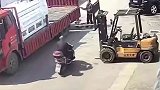 电动车主险被叉车“削”头 全赖头盔保住一命