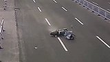 作死！河南一对情侣骑摩托车飙车侧翻 两人均未戴安全头盔