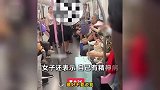 女子坐地铁未给老人让座被指责崩溃回怼：我每天加班到12点，还让我让座！