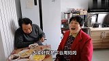 李玉刚不顾形象床上吃面包，挺好，吃发面饼搭配丸子汤，暖和美味