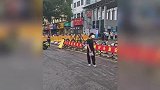 高考生迟到一分钟被拒之门外，众人替其求情：迟到一分钟咋不让进