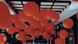 大风，红灯笼，我和它相逢在这里