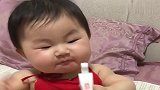 宝贝这变脸速度也太快了，当真是在真是“翻书”呢，太搞笑了