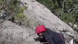五一假期，河南老君山环卫工人每天爬悬崖捡两袋垃圾。网友：你丢的垃圾他们用生命捡起，请珍爱环境