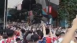 场外热刺球迷组团进入球场 枪迷送上嘘声