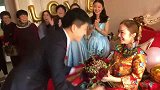 调皮的新娘子，被甜到发齁，新郎太会玩了！