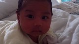 月子里的小宝宝在练习抬头，这一脸不可置信的表情好逗，太可爱了