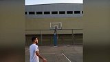 神奇父子教你什么是投篮 用脚都是正常操作