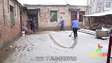 欢欢和妹妹一起帮妈妈扫雪，儿时最喜欢的就是下雪了