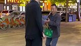 小伙捡到手机归还失主，大爷拎奶感谢