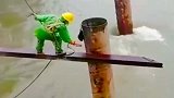 河水不断冲击着柱子，给电焊工加大了难度！