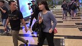 lovelyz的成员脸上洋溢着迷人的笑，让人很着迷
