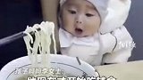 7个半月大的宝宝看着奶奶拉面吃的正香，张着嘴一个劲儿往前凑