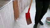 这是忘关水了吧，厨房整成溜冰场了