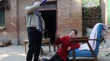 妻子嫌弃丈夫不抽烟不喝酒，整天围着灶台转，很快报应来了