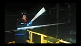 来看看暴雪过后的“高铁人”，连夜清理电线上的积雪