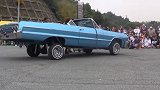 美国肌肉车有多牛？看看他们“斗车跳舞”，就服蓝色那辆