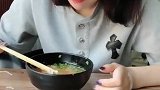 真想问问小姐姐这面条是怎么从鼻子里出来的
