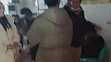 男子上门提亲，还有女友带了一束鲜花