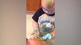 勇敢的孩子，自己把自己的牙齿拔掉，好疼的样子！
