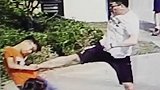 残暴！男孩踢球砸中女子被一脚踹飞 踹人者扬言：我见你一次打你一次