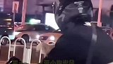 男子开机车带小狗兜风，把路人都帅翻了
