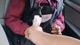 听闻搭车女孩患有白血病，男子慷慨解囊。网友：你不发财天理难容。