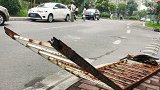 西安一36岁男子12楼往下扔吉他圆凳 被抓称“心情不好”