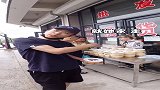 回头客这气势，像砸场子的