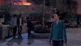 美女被坏人盯上，机智跑到别人车上