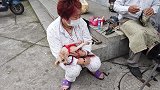 泰迪狗主人要进入菜场买菜，狗狗无法进入，只能把狗留在菜场门口