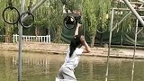 女孩拉吊环过河，一套动作行云流水表情感觉很轻松