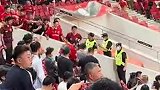 网友实拍：申花球迷是真的多 一进球卧底全出来了