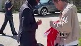 时尚先生！奥利塞返回慕尼黑 给球迷签名
