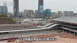 女生坐高铁返校，检票后回头竟发现父亲追了上来一把扛起行李，网友破防：新时代《背影》