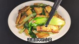 小白菜炒豆腐太鲜美了，先煎后炒美味又营养，几块钱就能做一大盘