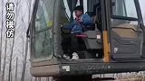 6岁男孩开挖掘机挖蟹塘