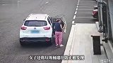 一对夫妻在停车场上卫生间，分别“拿”走卫生间的扫把和垃圾桶